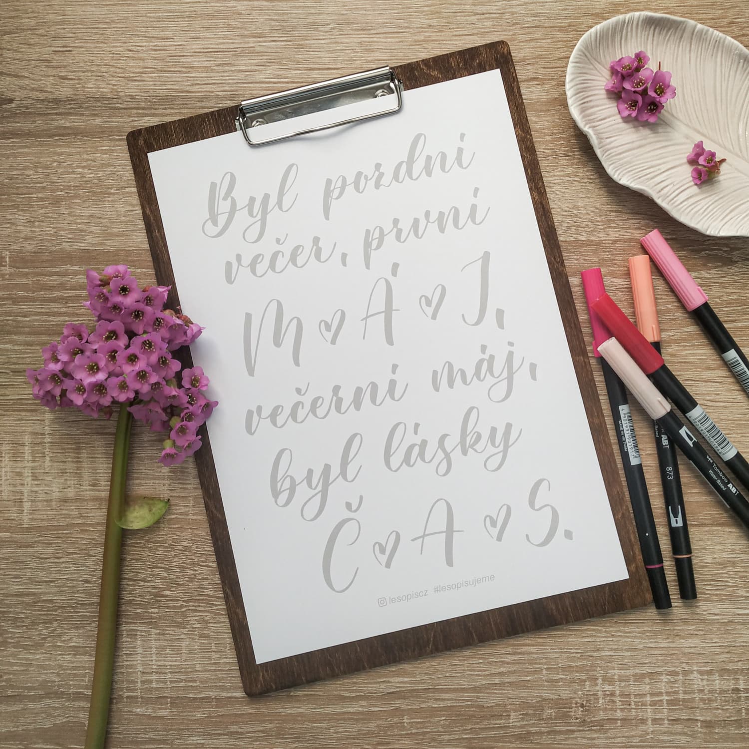 Májová kaligrafická šablona